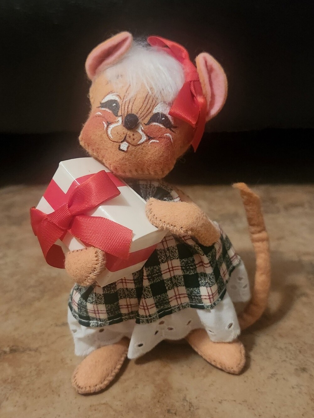 Annalee Vintage Chrismas Girl Mouse With Present